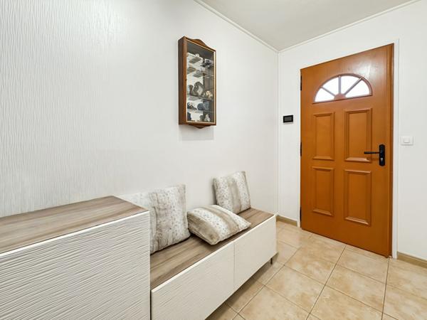 MAISON INDIVIDUELLE EN LISIÈRE DE FORÊT AVEC UN MODE DE VIE PLAIN-PIED ET UN SOUS-SOL TOTAL