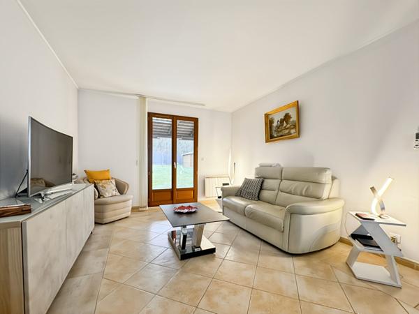 MAISON INDIVIDUELLE EN LISIÈRE DE FORÊT AVEC UN MODE DE VIE PLAIN-PIED ET UN SOUS-SOL TOTAL