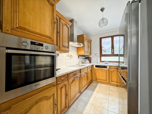 MAISON INDIVIDUELLE EN LISIÈRE DE FORÊT AVEC UN MODE DE VIE PLAIN-PIED ET UN SOUS-SOL TOTAL