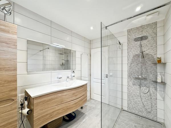 MAISON INDIVIDUELLE EN LISIÈRE DE FORÊT AVEC UN MODE DE VIE PLAIN-PIED ET UN SOUS-SOL TOTAL