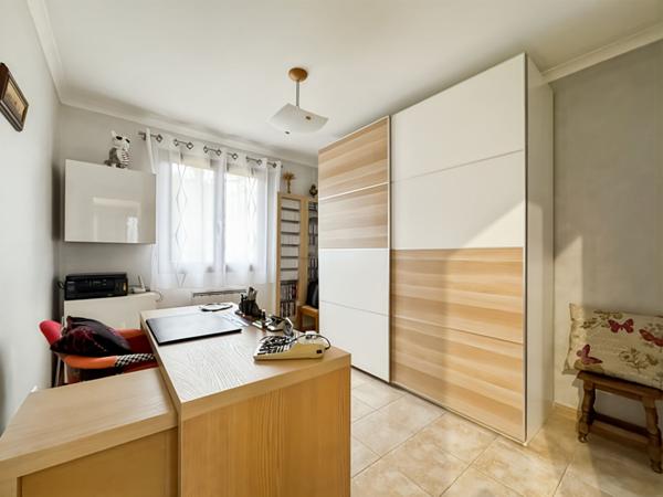 MAISON INDIVIDUELLE EN LISIÈRE DE FORÊT AVEC UN MODE DE VIE PLAIN-PIED ET UN SOUS-SOL TOTAL