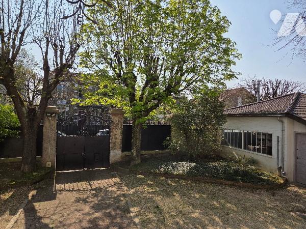 La Varenne Saint Hilaire Maison de 247 m² de 9 Pièces, double séjour, 5 chambres, 4 salle de bains.