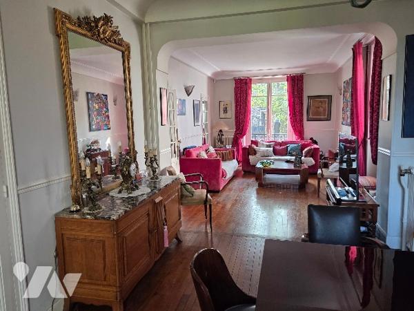 La Varenne Saint Hilaire Maison de 247 m² de 9 Pièces, double séjour, 5 chambres, 4 salle de bains.