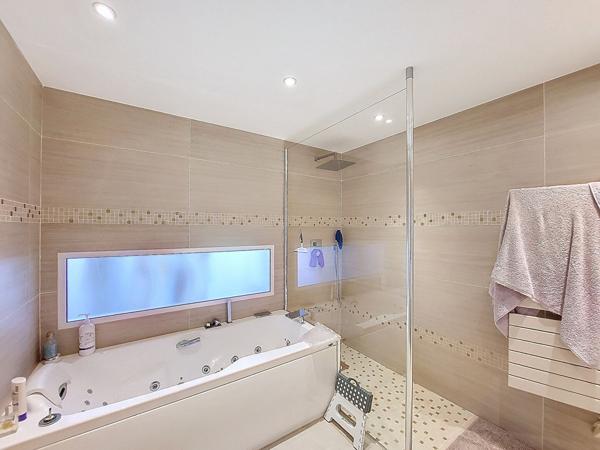 Maison Manosque 7 pièce(s) 205 m2 avec piscine au sel sécurisée