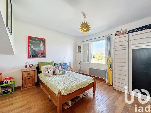 Maison 8 pièces de 192 m² à Sainte-Cécile-les-Vignes (84290)