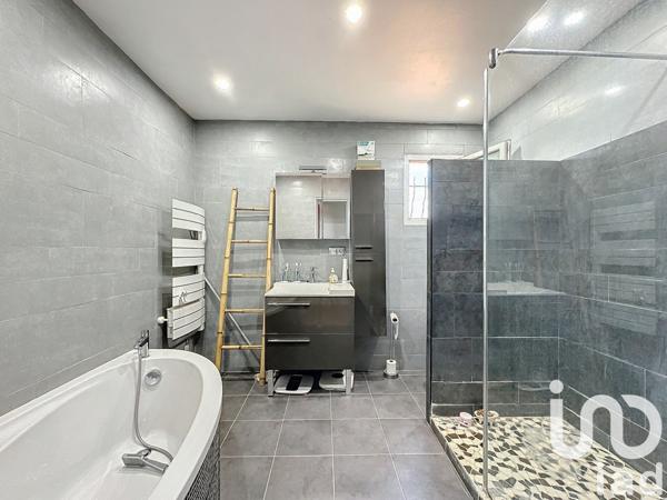 Maison 8 pièces de 192 m² à Sainte-Cécile-les-Vignes (84290)