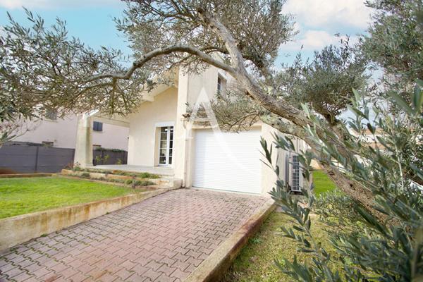 LATTES - QUARTIER RECHERCHÉ DES FILIÈS - VILLA DE TYPE 5 - 4 FACES SANS MITOYENNETÉ - PLAIN-PIED (+ MEZZANINE AVEC BUREAU) - 3 CHAMBRES - GARAGE - FORAGE - PROCHE MAISON DE LA NATURE, ECOLE ET TRAMWAY.