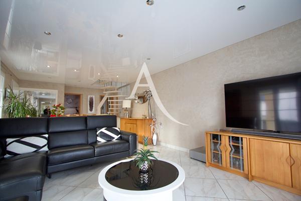 LATTES - QUARTIER RECHERCHÉ DES FILIÈS - VILLA DE TYPE 5 - 4 FACES SANS MITOYENNETÉ - PLAIN-PIED (+ MEZZANINE AVEC BUREAU) - 3 CHAMBRES - GARAGE - FORAGE - PROCHE MAISON DE LA NATURE, ECOLE ET TRAMWAY.