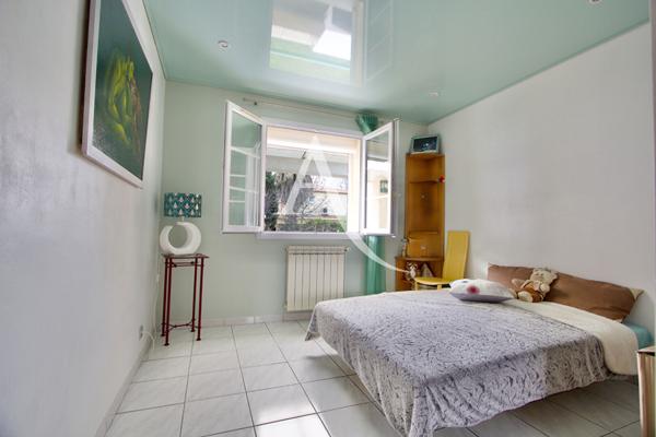 LATTES - QUARTIER RECHERCHÉ DES FILIÈS - VILLA DE TYPE 5 - 4 FACES SANS MITOYENNETÉ - PLAIN-PIED (+ MEZZANINE AVEC BUREAU) - 3 CHAMBRES - GARAGE - FORAGE - PROCHE MAISON DE LA NATURE, ECOLE ET TRAMWAY.