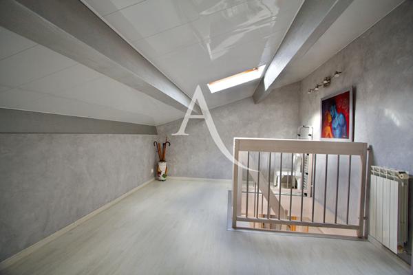 LATTES - QUARTIER RECHERCHÉ DES FILIÈS - VILLA DE TYPE 5 - 4 FACES SANS MITOYENNETÉ - PLAIN-PIED (+ MEZZANINE AVEC BUREAU) - 3 CHAMBRES - GARAGE - FORAGE - PROCHE MAISON DE LA NATURE, ECOLE ET TRAMWAY.