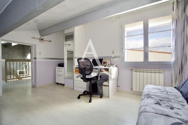 LATTES - QUARTIER RECHERCHÉ DES FILIÈS - VILLA DE TYPE 5 - 4 FACES SANS MITOYENNETÉ - PLAIN-PIED (+ MEZZANINE AVEC BUREAU) - 3 CHAMBRES - GARAGE - FORAGE - PROCHE MAISON DE LA NATURE, ECOLE ET TRAMWAY.