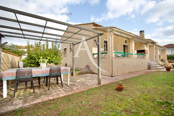 LATTES - QUARTIER RECHERCHÉ DES FILIÈS - VILLA DE TYPE 5 - 4 FACES SANS MITOYENNETÉ - PLAIN-PIED (+ MEZZANINE AVEC BUREAU) - 3 CHAMBRES - GARAGE - FORAGE - PROCHE MAISON DE LA NATURE, ECOLE ET TRAMWAY.