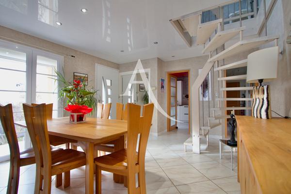 LATTES - QUARTIER RECHERCHÉ DES FILIÈS - VILLA DE TYPE 5 - 4 FACES SANS MITOYENNETÉ - PLAIN-PIED (+ MEZZANINE AVEC BUREAU) - 3 CHAMBRES - GARAGE - FORAGE - PROCHE MAISON DE LA NATURE, ECOLE ET TRAMWAY.