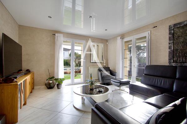 LATTES - QUARTIER RECHERCHÉ DES FILIÈS - VILLA DE TYPE 5 - 4 FACES SANS MITOYENNETÉ - PLAIN-PIED (+ MEZZANINE AVEC BUREAU) - 3 CHAMBRES - GARAGE - FORAGE - PROCHE MAISON DE LA NATURE, ECOLE ET TRAMWAY.