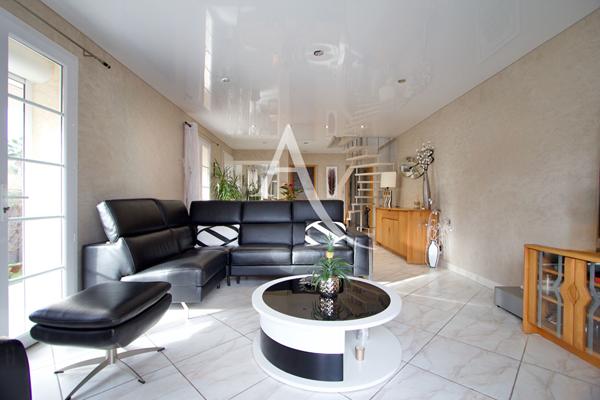 LATTES - QUARTIER RECHERCHÉ DES FILIÈS - VILLA DE TYPE 5 - 4 FACES SANS MITOYENNETÉ - PLAIN-PIED (+ MEZZANINE AVEC BUREAU) - 3 CHAMBRES - GARAGE - FORAGE - PROCHE MAISON DE LA NATURE, ECOLE ET TRAMWAY.