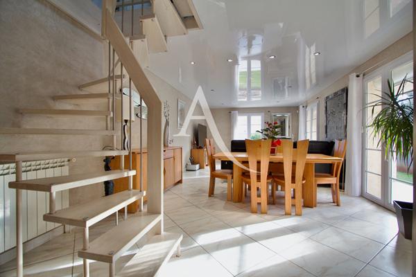 LATTES - QUARTIER RECHERCHÉ DES FILIÈS - VILLA DE TYPE 5 - 4 FACES SANS MITOYENNETÉ - PLAIN-PIED (+ MEZZANINE AVEC BUREAU) - 3 CHAMBRES - GARAGE - FORAGE - PROCHE MAISON DE LA NATURE, ECOLE ET TRAMWAY.