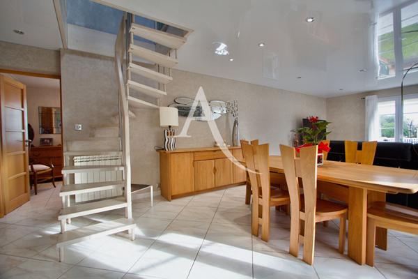 LATTES - QUARTIER RECHERCHÉ DES FILIÈS - VILLA DE TYPE 5 - 4 FACES SANS MITOYENNETÉ - PLAIN-PIED (+ MEZZANINE AVEC BUREAU) - 3 CHAMBRES - GARAGE - FORAGE - PROCHE MAISON DE LA NATURE, ECOLE ET TRAMWAY.