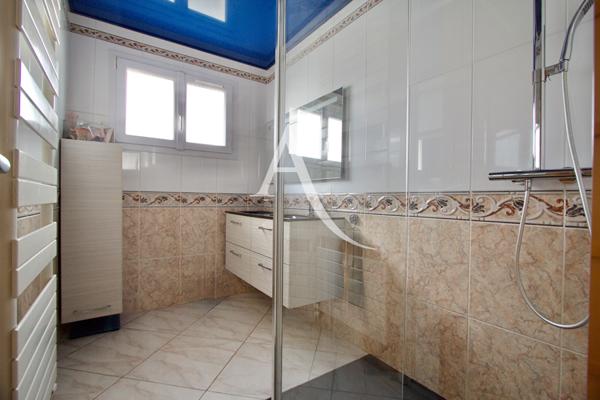 LATTES - QUARTIER RECHERCHÉ DES FILIÈS - VILLA DE TYPE 5 - 4 FACES SANS MITOYENNETÉ - PLAIN-PIED (+ MEZZANINE AVEC BUREAU) - 3 CHAMBRES - GARAGE - FORAGE - PROCHE MAISON DE LA NATURE, ECOLE ET TRAMWAY.