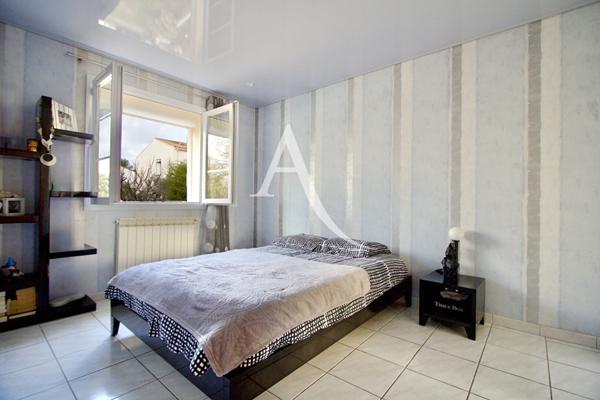 LATTES - QUARTIER RECHERCHÉ DES FILIÈS - VILLA DE TYPE 5 - 4 FACES SANS MITOYENNETÉ - PLAIN-PIED (+ MEZZANINE AVEC BUREAU) - 3 CHAMBRES - GARAGE - FORAGE - PROCHE MAISON DE LA NATURE, ECOLE ET TRAMWAY.