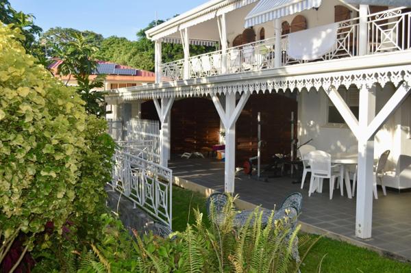 IMMEUBLE DE RAPPORT 400 m2 - 16 PIÈCES - 7 APPARTEMENTS LOUÉS - LOYERS 68100€/AN - TERRAIN DE 2996 m2 - TRÈS GROS POTENTIEL - IDÉAL INVESTISSEUR.