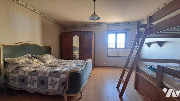 MAISON 2 LOGEMENTS + COUR, DEPENDANCE, GARAGE, PUIT