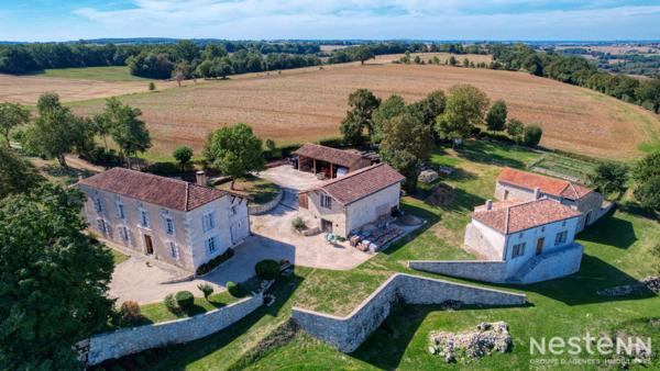 A vendre propriété composée de plusieurs bâtisses en pierre dont une maison de Maitre au coeur de la campagne Gersoise