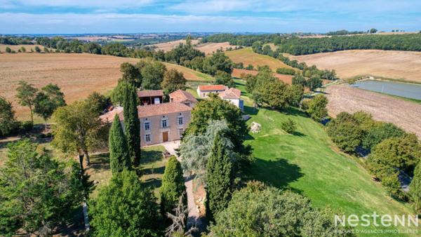 A vendre propriété composée de plusieurs bâtisses en pierre dont une maison de Maitre au coeur de la campagne Gersoise