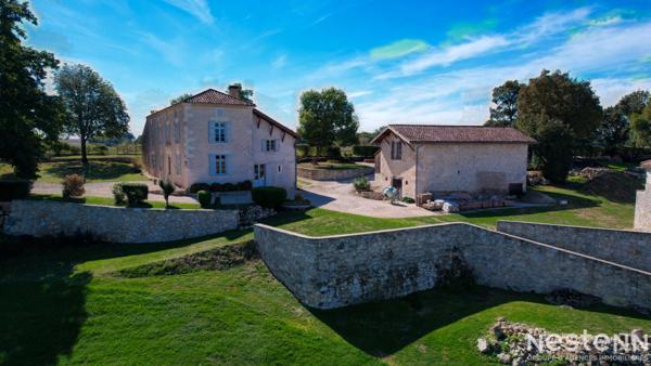 A vendre propriété composée de plusieurs bâtisses en pierre dont une maison de Maitre au coeur de la campagne Gersoise