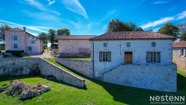 A vendre propriété composée de plusieurs bâtisses en pierre dont une maison de Maitre au coeur de la campagne Gersoise