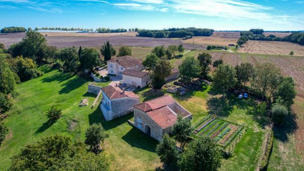 A vendre propriété composée de plusieurs bâtisses en pierre dont une maison de Maitre au coeur de la campagne Gersoise