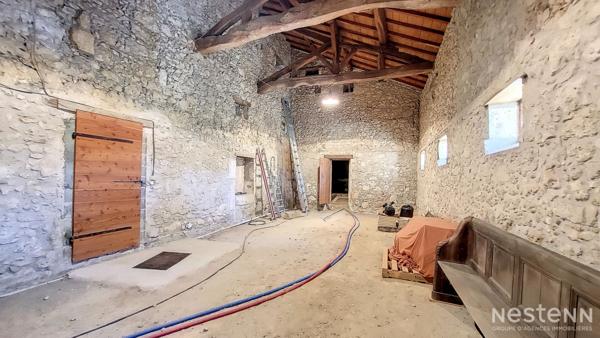 A vendre propriété composée de plusieurs bâtisses en pierre dont une maison de Maitre au coeur de la campagne Gersoise