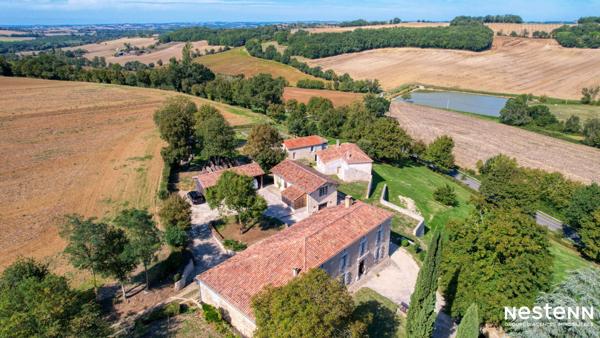 A vendre propriété composée de plusieurs bâtisses en pierre dont une maison de Maitre au coeur de la campagne Gersoise