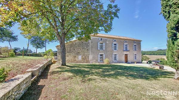 A vendre propriété composée de plusieurs bâtisses en pierre dont une maison de Maitre au coeur de la campagne Gersoise