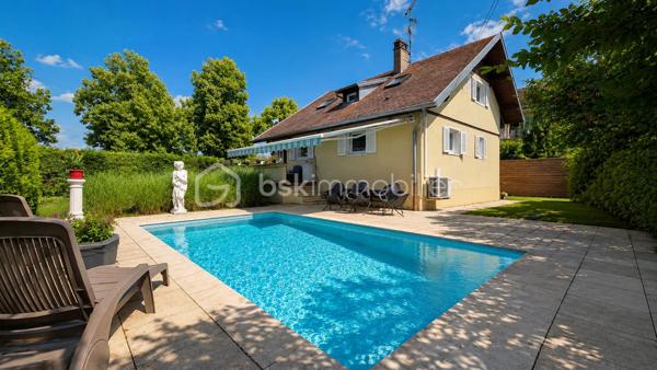 🏡 Maison individuelle de 116 m² sur un terrain de 497 m² avec piscine et garage
située 89 route de Rouffach à Colmar.

À découvrir, cette agréable **maison individuelle de 116 m² habitables**, implantée sur un **terrain clos de 497 m²**, offrant de beaux volumes et un cadre de vie idéal pour une famille.

### Au rez-de-chaussée

* Entrée
* Salon-séjour lumineux ouvert sur la cuisine
* Une chambre avec douche
* Salle de bains
* WC indépendant

### À l'étage

* Deux chambres
* Un bureau, idéal pour le télétravail ou une chambre d'enfant

### Au sous-sol

Sous-sol complet comprenant :

* Une chambre
* Une buanderie
* Un atelier
* Une chaufferie

### Prestations

✔ Chauffage central au gaz
✔ Climatisation réversible au rez-de-chaussée

### Les extérieurs

Vous profiterez d'un agréable terrain de **497 m²**, d'une **terrasse**, d'un **garage** ainsi que d'une **piscine chauffée de 6,30 × 3,50 m** avec pompe à chaleur, idéale pour les beaux jours.

### Les atouts

✅ Maison individuelle de 116 m²
✅ Terrain de 497 m²
✅ Belle pièce de vie ouverte
✅ 3 chambres + bureau (+ 1 chambre au sous-sol)
✅ Sous-sol complet
✅ Chauffage gaz + climatisation réversible
✅ Garage
✅ Terrasse
✅ Piscine chauffée

📍 Une maison fonctionnelle, parfaitement adaptée à une vie de famille, à proximité des commodités.

📞 **Contactez-moi pour obtenir davantage d'informations ou organiser une visite.**