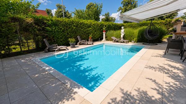 🏡 Maison individuelle de 116 m² sur un terrain de 497 m² avec piscine et garage
située 89 route de Rouffach à Colmar.

À découvrir, cette agréable **maison individuelle de 116 m² habitables**, implantée sur un **terrain clos de 497 m²**, offrant de beaux volumes et un cadre de vie idéal pour une famille.

### Au rez-de-chaussée

* Entrée
* Salon-séjour lumineux ouvert sur la cuisine
* Une chambre avec douche
* Salle de bains
* WC indépendant

### À l'étage

* Deux chambres
* Un bureau, idéal pour le télétravail ou une chambre d'enfant

### Au sous-sol

Sous-sol complet comprenant :

* Une chambre
* Une buanderie
* Un atelier
* Une chaufferie

### Prestations

✔ Chauffage central au gaz
✔ Climatisation réversible au rez-de-chaussée

### Les extérieurs

Vous profiterez d'un agréable terrain de **497 m²**, d'une **terrasse**, d'un **garage** ainsi que d'une **piscine chauffée de 6,30 × 3,50 m** avec pompe à chaleur, idéale pour les beaux jours.

### Les atouts

✅ Maison individuelle de 116 m²
✅ Terrain de 497 m²
✅ Belle pièce de vie ouverte
✅ 3 chambres + bureau (+ 1 chambre au sous-sol)
✅ Sous-sol complet
✅ Chauffage gaz + climatisation réversible
✅ Garage
✅ Terrasse
✅ Piscine chauffée

📍 Une maison fonctionnelle, parfaitement adaptée à une vie de famille, à proximité des commodités.

📞 **Contactez-moi pour obtenir davantage d'informations ou organiser une visite.**