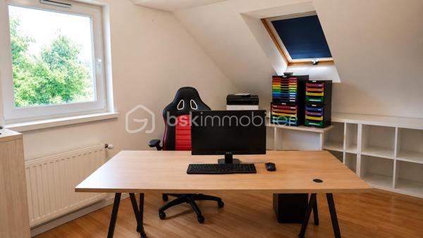🏡 Maison individuelle de 116 m² sur un terrain de 497 m² avec piscine et garage
située 89 route de Rouffach à Colmar.

À découvrir, cette agréable **maison individuelle de 116 m² habitables**, implantée sur un **terrain clos de 497 m²**, offrant de beaux volumes et un cadre de vie idéal pour une famille.

### Au rez-de-chaussée

* Entrée
* Salon-séjour lumineux ouvert sur la cuisine
* Une chambre avec douche
* Salle de bains
* WC indépendant

### À l'étage

* Deux chambres
* Un bureau, idéal pour le télétravail ou une chambre d'enfant

### Au sous-sol

Sous-sol complet comprenant :

* Une chambre
* Une buanderie
* Un atelier
* Une chaufferie

### Prestations

✔ Chauffage central au gaz
✔ Climatisation réversible au rez-de-chaussée

### Les extérieurs

Vous profiterez d'un agréable terrain de **497 m²**, d'une **terrasse**, d'un **garage** ainsi que d'une **piscine chauffée de 6,30 × 3,50 m** avec pompe à chaleur, idéale pour les beaux jours.

### Les atouts

✅ Maison individuelle de 116 m²
✅ Terrain de 497 m²
✅ Belle pièce de vie ouverte
✅ 3 chambres + bureau (+ 1 chambre au sous-sol)
✅ Sous-sol complet
✅ Chauffage gaz + climatisation réversible
✅ Garage
✅ Terrasse
✅ Piscine chauffée

📍 Une maison fonctionnelle, parfaitement adaptée à une vie de famille, à proximité des commodités.

📞 **Contactez-moi pour obtenir davantage d'informations ou organiser une visite.**