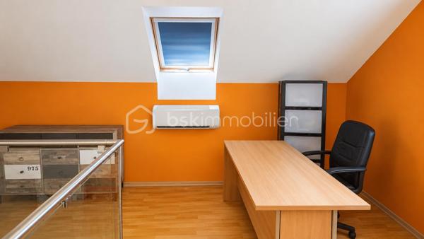 🏡 Maison individuelle de 116 m² sur un terrain de 497 m² avec piscine et garage
située 89 route de Rouffach à Colmar.

À découvrir, cette agréable **maison individuelle de 116 m² habitables**, implantée sur un **terrain clos de 497 m²**, offrant de beaux volumes et un cadre de vie idéal pour une famille.

### Au rez-de-chaussée

* Entrée
* Salon-séjour lumineux ouvert sur la cuisine
* Une chambre avec douche
* Salle de bains
* WC indépendant

### À l'étage

* Deux chambres
* Un bureau, idéal pour le télétravail ou une chambre d'enfant

### Au sous-sol

Sous-sol complet comprenant :

* Une chambre
* Une buanderie
* Un atelier
* Une chaufferie

### Prestations

✔ Chauffage central au gaz
✔ Climatisation réversible au rez-de-chaussée

### Les extérieurs

Vous profiterez d'un agréable terrain de **497 m²**, d'une **terrasse**, d'un **garage** ainsi que d'une **piscine chauffée de 6,30 × 3,50 m** avec pompe à chaleur, idéale pour les beaux jours.

### Les atouts

✅ Maison individuelle de 116 m²
✅ Terrain de 497 m²
✅ Belle pièce de vie ouverte
✅ 3 chambres + bureau (+ 1 chambre au sous-sol)
✅ Sous-sol complet
✅ Chauffage gaz + climatisation réversible
✅ Garage
✅ Terrasse
✅ Piscine chauffée

📍 Une maison fonctionnelle, parfaitement adaptée à une vie de famille, à proximité des commodités.

📞 **Contactez-moi pour obtenir davantage d'informations ou organiser une visite.**