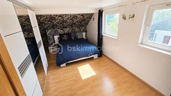 🏡 Maison individuelle de 116 m² sur un terrain de 497 m² avec piscine et garage
située 89 route de Rouffach à Colmar.

À découvrir, cette agréable **maison individuelle de 116 m² habitables**, implantée sur un **terrain clos de 497 m²**, offrant de beaux volumes et un cadre de vie idéal pour une famille.

### Au rez-de-chaussée

* Entrée
* Salon-séjour lumineux ouvert sur la cuisine
* Une chambre avec douche
* Salle de bains
* WC indépendant

### À l'étage

* Deux chambres
* Un bureau, idéal pour le télétravail ou une chambre d'enfant

### Au sous-sol

Sous-sol complet comprenant :

* Une chambre
* Une buanderie
* Un atelier
* Une chaufferie

### Prestations

✔ Chauffage central au gaz
✔ Climatisation réversible au rez-de-chaussée

### Les extérieurs

Vous profiterez d'un agréable terrain de **497 m²**, d'une **terrasse**, d'un **garage** ainsi que d'une **piscine chauffée de 6,30 × 3,50 m** avec pompe à chaleur, idéale pour les beaux jours.

### Les atouts

✅ Maison individuelle de 116 m²
✅ Terrain de 497 m²
✅ Belle pièce de vie ouverte
✅ 3 chambres + bureau (+ 1 chambre au sous-sol)
✅ Sous-sol complet
✅ Chauffage gaz + climatisation réversible
✅ Garage
✅ Terrasse
✅ Piscine chauffée

📍 Une maison fonctionnelle, parfaitement adaptée à une vie de famille, à proximité des commodités.

📞 **Contactez-moi pour obtenir davantage d'informations ou organiser une visite.**