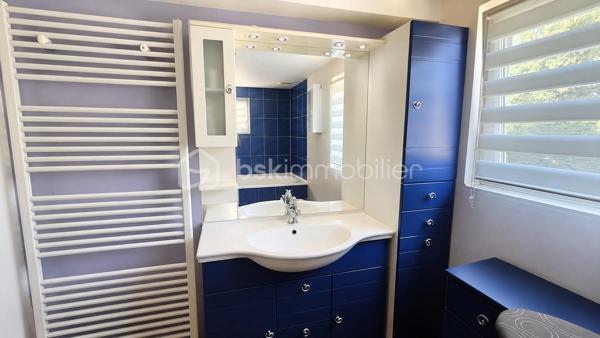 🏡 Maison individuelle de 116 m² sur un terrain de 497 m² avec piscine et garage
située 89 route de Rouffach à Colmar.

À découvrir, cette agréable **maison individuelle de 116 m² habitables**, implantée sur un **terrain clos de 497 m²**, offrant de beaux volumes et un cadre de vie idéal pour une famille.

### Au rez-de-chaussée

* Entrée
* Salon-séjour lumineux ouvert sur la cuisine
* Une chambre avec douche
* Salle de bains
* WC indépendant

### À l'étage

* Deux chambres
* Un bureau, idéal pour le télétravail ou une chambre d'enfant

### Au sous-sol

Sous-sol complet comprenant :

* Une chambre
* Une buanderie
* Un atelier
* Une chaufferie

### Prestations

✔ Chauffage central au gaz
✔ Climatisation réversible au rez-de-chaussée

### Les extérieurs

Vous profiterez d'un agréable terrain de **497 m²**, d'une **terrasse**, d'un **garage** ainsi que d'une **piscine chauffée de 6,30 × 3,50 m** avec pompe à chaleur, idéale pour les beaux jours.

### Les atouts

✅ Maison individuelle de 116 m²
✅ Terrain de 497 m²
✅ Belle pièce de vie ouverte
✅ 3 chambres + bureau (+ 1 chambre au sous-sol)
✅ Sous-sol complet
✅ Chauffage gaz + climatisation réversible
✅ Garage
✅ Terrasse
✅ Piscine chauffée

📍 Une maison fonctionnelle, parfaitement adaptée à une vie de famille, à proximité des commodités.

📞 **Contactez-moi pour obtenir davantage d'informations ou organiser une visite.**