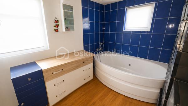 🏡 Maison individuelle de 116 m² sur un terrain de 497 m² avec piscine et garage
située 89 route de Rouffach à Colmar.

À découvrir, cette agréable **maison individuelle de 116 m² habitables**, implantée sur un **terrain clos de 497 m²**, offrant de beaux volumes et un cadre de vie idéal pour une famille.

### Au rez-de-chaussée

* Entrée
* Salon-séjour lumineux ouvert sur la cuisine
* Une chambre avec douche
* Salle de bains
* WC indépendant

### À l'étage

* Deux chambres
* Un bureau, idéal pour le télétravail ou une chambre d'enfant

### Au sous-sol

Sous-sol complet comprenant :

* Une chambre
* Une buanderie
* Un atelier
* Une chaufferie

### Prestations

✔ Chauffage central au gaz
✔ Climatisation réversible au rez-de-chaussée

### Les extérieurs

Vous profiterez d'un agréable terrain de **497 m²**, d'une **terrasse**, d'un **garage** ainsi que d'une **piscine chauffée de 6,30 × 3,50 m** avec pompe à chaleur, idéale pour les beaux jours.

### Les atouts

✅ Maison individuelle de 116 m²
✅ Terrain de 497 m²
✅ Belle pièce de vie ouverte
✅ 3 chambres + bureau (+ 1 chambre au sous-sol)
✅ Sous-sol complet
✅ Chauffage gaz + climatisation réversible
✅ Garage
✅ Terrasse
✅ Piscine chauffée

📍 Une maison fonctionnelle, parfaitement adaptée à une vie de famille, à proximité des commodités.

📞 **Contactez-moi pour obtenir davantage d'informations ou organiser une visite.**