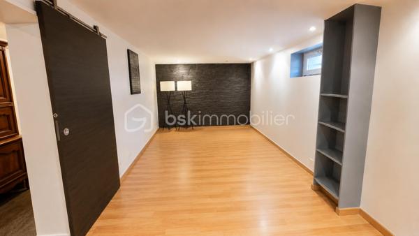🏡 Maison individuelle de 116 m² sur un terrain de 497 m² avec piscine et garage
située 89 route de Rouffach à Colmar.

À découvrir, cette agréable **maison individuelle de 116 m² habitables**, implantée sur un **terrain clos de 497 m²**, offrant de beaux volumes et un cadre de vie idéal pour une famille.

### Au rez-de-chaussée

* Entrée
* Salon-séjour lumineux ouvert sur la cuisine
* Une chambre avec douche
* Salle de bains
* WC indépendant

### À l'étage

* Deux chambres
* Un bureau, idéal pour le télétravail ou une chambre d'enfant

### Au sous-sol

Sous-sol complet comprenant :

* Une chambre
* Une buanderie
* Un atelier
* Une chaufferie

### Prestations

✔ Chauffage central au gaz
✔ Climatisation réversible au rez-de-chaussée

### Les extérieurs

Vous profiterez d'un agréable terrain de **497 m²**, d'une **terrasse**, d'un **garage** ainsi que d'une **piscine chauffée de 6,30 × 3,50 m** avec pompe à chaleur, idéale pour les beaux jours.

### Les atouts

✅ Maison individuelle de 116 m²
✅ Terrain de 497 m²
✅ Belle pièce de vie ouverte
✅ 3 chambres + bureau (+ 1 chambre au sous-sol)
✅ Sous-sol complet
✅ Chauffage gaz + climatisation réversible
✅ Garage
✅ Terrasse
✅ Piscine chauffée

📍 Une maison fonctionnelle, parfaitement adaptée à une vie de famille, à proximité des commodités.

📞 **Contactez-moi pour obtenir davantage d'informations ou organiser une visite.**