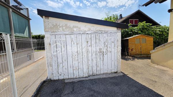 🏡 Maison individuelle de 116 m² sur un terrain de 497 m² avec piscine et garage
située 89 route de Rouffach à Colmar.

À découvrir, cette agréable **maison individuelle de 116 m² habitables**, implantée sur un **terrain clos de 497 m²**, offrant de beaux volumes et un cadre de vie idéal pour une famille.

### Au rez-de-chaussée

* Entrée
* Salon-séjour lumineux ouvert sur la cuisine
* Une chambre avec douche
* Salle de bains
* WC indépendant

### À l'étage

* Deux chambres
* Un bureau, idéal pour le télétravail ou une chambre d'enfant

### Au sous-sol

Sous-sol complet comprenant :

* Une chambre
* Une buanderie
* Un atelier
* Une chaufferie

### Prestations

✔ Chauffage central au gaz
✔ Climatisation réversible au rez-de-chaussée

### Les extérieurs

Vous profiterez d'un agréable terrain de **497 m²**, d'une **terrasse**, d'un **garage** ainsi que d'une **piscine chauffée de 6,30 × 3,50 m** avec pompe à chaleur, idéale pour les beaux jours.

### Les atouts

✅ Maison individuelle de 116 m²
✅ Terrain de 497 m²
✅ Belle pièce de vie ouverte
✅ 3 chambres + bureau (+ 1 chambre au sous-sol)
✅ Sous-sol complet
✅ Chauffage gaz + climatisation réversible
✅ Garage
✅ Terrasse
✅ Piscine chauffée

📍 Une maison fonctionnelle, parfaitement adaptée à une vie de famille, à proximité des commodités.

📞 **Contactez-moi pour obtenir davantage d'informations ou organiser une visite.**