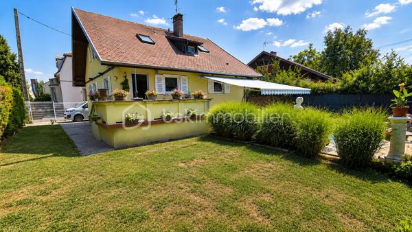 🏡 Maison individuelle de 116 m² sur un terrain de 497 m² avec piscine et garage
située 89 route de Rouffach à Colmar.

À découvrir, cette agréable **maison individuelle de 116 m² habitables**, implantée sur un **terrain clos de 497 m²**, offrant de beaux volumes et un cadre de vie idéal pour une famille.

### Au rez-de-chaussée

* Entrée
* Salon-séjour lumineux ouvert sur la cuisine
* Une chambre avec douche
* Salle de bains
* WC indépendant

### À l'étage

* Deux chambres
* Un bureau, idéal pour le télétravail ou une chambre d'enfant

### Au sous-sol

Sous-sol complet comprenant :

* Une chambre
* Une buanderie
* Un atelier
* Une chaufferie

### Prestations

✔ Chauffage central au gaz
✔ Climatisation réversible au rez-de-chaussée

### Les extérieurs

Vous profiterez d'un agréable terrain de **497 m²**, d'une **terrasse**, d'un **garage** ainsi que d'une **piscine chauffée de 6,30 × 3,50 m** avec pompe à chaleur, idéale pour les beaux jours.

### Les atouts

✅ Maison individuelle de 116 m²
✅ Terrain de 497 m²
✅ Belle pièce de vie ouverte
✅ 3 chambres + bureau (+ 1 chambre au sous-sol)
✅ Sous-sol complet
✅ Chauffage gaz + climatisation réversible
✅ Garage
✅ Terrasse
✅ Piscine chauffée

📍 Une maison fonctionnelle, parfaitement adaptée à une vie de famille, à proximité des commodités.

📞 **Contactez-moi pour obtenir davantage d'informations ou organiser une visite.**