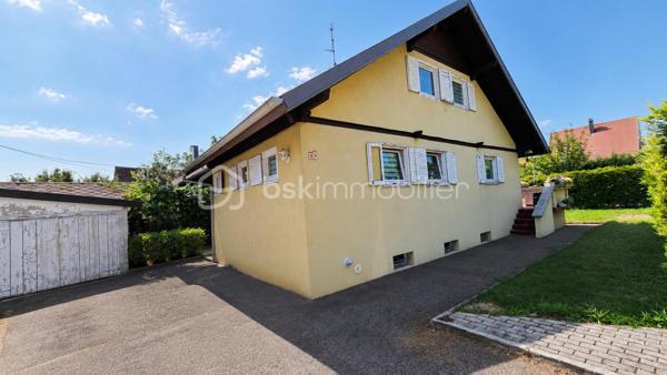 🏡 Maison individuelle de 116 m² sur un terrain de 497 m² avec piscine et garage
située 89 route de Rouffach à Colmar.

À découvrir, cette agréable **maison individuelle de 116 m² habitables**, implantée sur un **terrain clos de 497 m²**, offrant de beaux volumes et un cadre de vie idéal pour une famille.

### Au rez-de-chaussée

* Entrée
* Salon-séjour lumineux ouvert sur la cuisine
* Une chambre avec douche
* Salle de bains
* WC indépendant

### À l'étage

* Deux chambres
* Un bureau, idéal pour le télétravail ou une chambre d'enfant

### Au sous-sol

Sous-sol complet comprenant :

* Une chambre
* Une buanderie
* Un atelier
* Une chaufferie

### Prestations

✔ Chauffage central au gaz
✔ Climatisation réversible au rez-de-chaussée

### Les extérieurs

Vous profiterez d'un agréable terrain de **497 m²**, d'une **terrasse**, d'un **garage** ainsi que d'une **piscine chauffée de 6,30 × 3,50 m** avec pompe à chaleur, idéale pour les beaux jours.

### Les atouts

✅ Maison individuelle de 116 m²
✅ Terrain de 497 m²
✅ Belle pièce de vie ouverte
✅ 3 chambres + bureau (+ 1 chambre au sous-sol)
✅ Sous-sol complet
✅ Chauffage gaz + climatisation réversible
✅ Garage
✅ Terrasse
✅ Piscine chauffée

📍 Une maison fonctionnelle, parfaitement adaptée à une vie de famille, à proximité des commodités.

📞 **Contactez-moi pour obtenir davantage d'informations ou organiser une visite.**