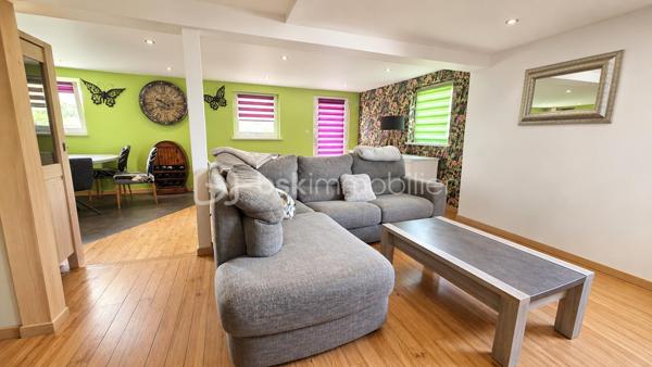 🏡 Maison individuelle de 116 m² sur un terrain de 497 m² avec piscine et garage
située 89 route de Rouffach à Colmar.

À découvrir, cette agréable **maison individuelle de 116 m² habitables**, implantée sur un **terrain clos de 497 m²**, offrant de beaux volumes et un cadre de vie idéal pour une famille.

### Au rez-de-chaussée

* Entrée
* Salon-séjour lumineux ouvert sur la cuisine
* Une chambre avec douche
* Salle de bains
* WC indépendant

### À l'étage

* Deux chambres
* Un bureau, idéal pour le télétravail ou une chambre d'enfant

### Au sous-sol

Sous-sol complet comprenant :

* Une chambre
* Une buanderie
* Un atelier
* Une chaufferie

### Prestations

✔ Chauffage central au gaz
✔ Climatisation réversible au rez-de-chaussée

### Les extérieurs

Vous profiterez d'un agréable terrain de **497 m²**, d'une **terrasse**, d'un **garage** ainsi que d'une **piscine chauffée de 6,30 × 3,50 m** avec pompe à chaleur, idéale pour les beaux jours.

### Les atouts

✅ Maison individuelle de 116 m²
✅ Terrain de 497 m²
✅ Belle pièce de vie ouverte
✅ 3 chambres + bureau (+ 1 chambre au sous-sol)
✅ Sous-sol complet
✅ Chauffage gaz + climatisation réversible
✅ Garage
✅ Terrasse
✅ Piscine chauffée

📍 Une maison fonctionnelle, parfaitement adaptée à une vie de famille, à proximité des commodités.

📞 **Contactez-moi pour obtenir davantage d'informations ou organiser une visite.**