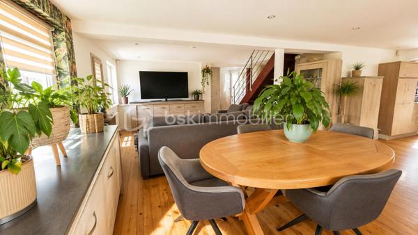 🏡 Maison individuelle de 116 m² sur un terrain de 497 m² avec piscine et garage
située 89 route de Rouffach à Colmar.

À découvrir, cette agréable **maison individuelle de 116 m² habitables**, implantée sur un **terrain clos de 497 m²**, offrant de beaux volumes et un cadre de vie idéal pour une famille.

### Au rez-de-chaussée

* Entrée
* Salon-séjour lumineux ouvert sur la cuisine
* Une chambre avec douche
* Salle de bains
* WC indépendant

### À l'étage

* Deux chambres
* Un bureau, idéal pour le télétravail ou une chambre d'enfant

### Au sous-sol

Sous-sol complet comprenant :

* Une chambre
* Une buanderie
* Un atelier
* Une chaufferie

### Prestations

✔ Chauffage central au gaz
✔ Climatisation réversible au rez-de-chaussée

### Les extérieurs

Vous profiterez d'un agréable terrain de **497 m²**, d'une **terrasse**, d'un **garage** ainsi que d'une **piscine chauffée de 6,30 × 3,50 m** avec pompe à chaleur, idéale pour les beaux jours.

### Les atouts

✅ Maison individuelle de 116 m²
✅ Terrain de 497 m²
✅ Belle pièce de vie ouverte
✅ 3 chambres + bureau (+ 1 chambre au sous-sol)
✅ Sous-sol complet
✅ Chauffage gaz + climatisation réversible
✅ Garage
✅ Terrasse
✅ Piscine chauffée

📍 Une maison fonctionnelle, parfaitement adaptée à une vie de famille, à proximité des commodités.

📞 **Contactez-moi pour obtenir davantage d'informations ou organiser une visite.**