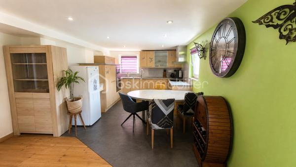 🏡 Maison individuelle de 116 m² sur un terrain de 497 m² avec piscine et garage
située 89 route de Rouffach à Colmar.

À découvrir, cette agréable **maison individuelle de 116 m² habitables**, implantée sur un **terrain clos de 497 m²**, offrant de beaux volumes et un cadre de vie idéal pour une famille.

### Au rez-de-chaussée

* Entrée
* Salon-séjour lumineux ouvert sur la cuisine
* Une chambre avec douche
* Salle de bains
* WC indépendant

### À l'étage

* Deux chambres
* Un bureau, idéal pour le télétravail ou une chambre d'enfant

### Au sous-sol

Sous-sol complet comprenant :

* Une chambre
* Une buanderie
* Un atelier
* Une chaufferie

### Prestations

✔ Chauffage central au gaz
✔ Climatisation réversible au rez-de-chaussée

### Les extérieurs

Vous profiterez d'un agréable terrain de **497 m²**, d'une **terrasse**, d'un **garage** ainsi que d'une **piscine chauffée de 6,30 × 3,50 m** avec pompe à chaleur, idéale pour les beaux jours.

### Les atouts

✅ Maison individuelle de 116 m²
✅ Terrain de 497 m²
✅ Belle pièce de vie ouverte
✅ 3 chambres + bureau (+ 1 chambre au sous-sol)
✅ Sous-sol complet
✅ Chauffage gaz + climatisation réversible
✅ Garage
✅ Terrasse
✅ Piscine chauffée

📍 Une maison fonctionnelle, parfaitement adaptée à une vie de famille, à proximité des commodités.

📞 **Contactez-moi pour obtenir davantage d'informations ou organiser une visite.**