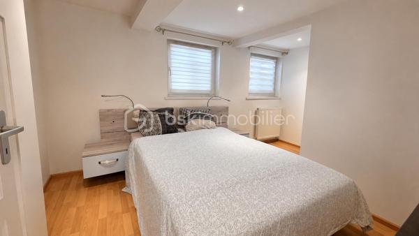 🏡 Maison individuelle de 116 m² sur un terrain de 497 m² avec piscine et garage
située 89 route de Rouffach à Colmar.

À découvrir, cette agréable **maison individuelle de 116 m² habitables**, implantée sur un **terrain clos de 497 m²**, offrant de beaux volumes et un cadre de vie idéal pour une famille.

### Au rez-de-chaussée

* Entrée
* Salon-séjour lumineux ouvert sur la cuisine
* Une chambre avec douche
* Salle de bains
* WC indépendant

### À l'étage

* Deux chambres
* Un bureau, idéal pour le télétravail ou une chambre d'enfant

### Au sous-sol

Sous-sol complet comprenant :

* Une chambre
* Une buanderie
* Un atelier
* Une chaufferie

### Prestations

✔ Chauffage central au gaz
✔ Climatisation réversible au rez-de-chaussée

### Les extérieurs

Vous profiterez d'un agréable terrain de **497 m²**, d'une **terrasse**, d'un **garage** ainsi que d'une **piscine chauffée de 6,30 × 3,50 m** avec pompe à chaleur, idéale pour les beaux jours.

### Les atouts

✅ Maison individuelle de 116 m²
✅ Terrain de 497 m²
✅ Belle pièce de vie ouverte
✅ 3 chambres + bureau (+ 1 chambre au sous-sol)
✅ Sous-sol complet
✅ Chauffage gaz + climatisation réversible
✅ Garage
✅ Terrasse
✅ Piscine chauffée

📍 Une maison fonctionnelle, parfaitement adaptée à une vie de famille, à proximité des commodités.

📞 **Contactez-moi pour obtenir davantage d'informations ou organiser une visite.**