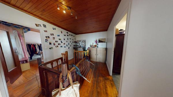 Ensemble immobilier loué avec bail en cours, appartement plus murs commerciaux.