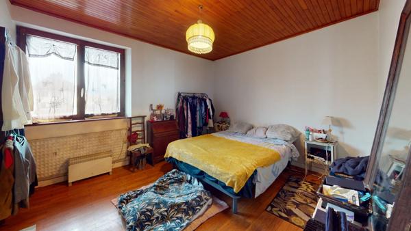 Ensemble immobilier loué avec bail en cours, appartement plus murs commerciaux.